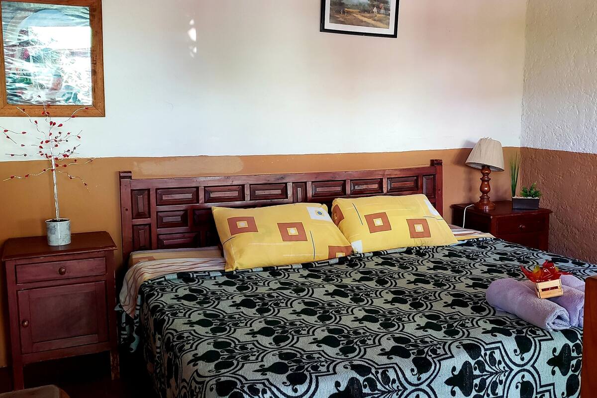 Wifi gratis, decoración personalizada y muebles diferentes 