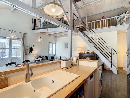 Comfortable house in a quiet location between downtown and the beach!