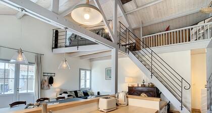 Comfortable house in a quiet location between downtown and the beach!