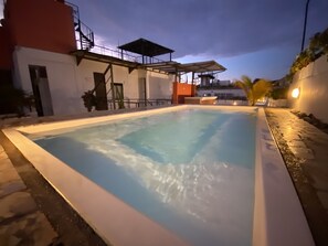 Una piscina al aire libre