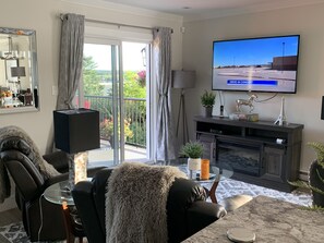TV, fireplace