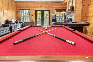 Games room - Big Lodge* River Access * 11 beds *Sleeps 22* (Townsend)