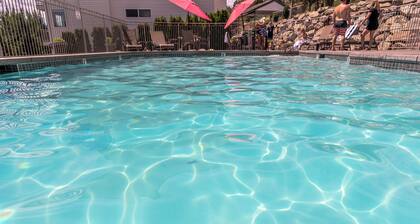 Park Pointe B301 - Community Pool/Hot tub