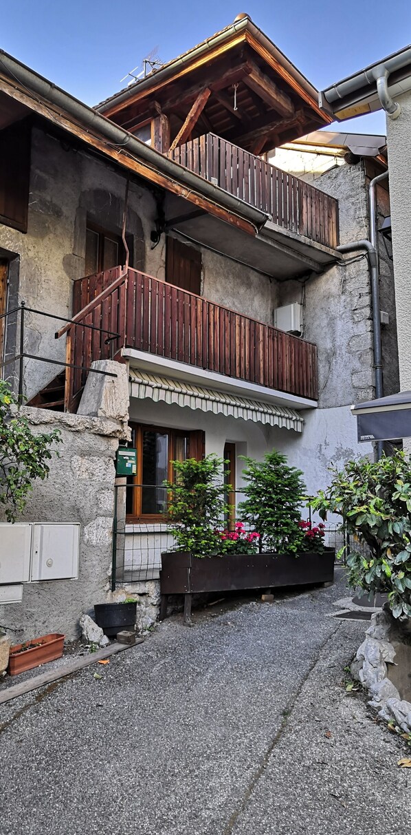 تفاصيل الفندق من الخارج