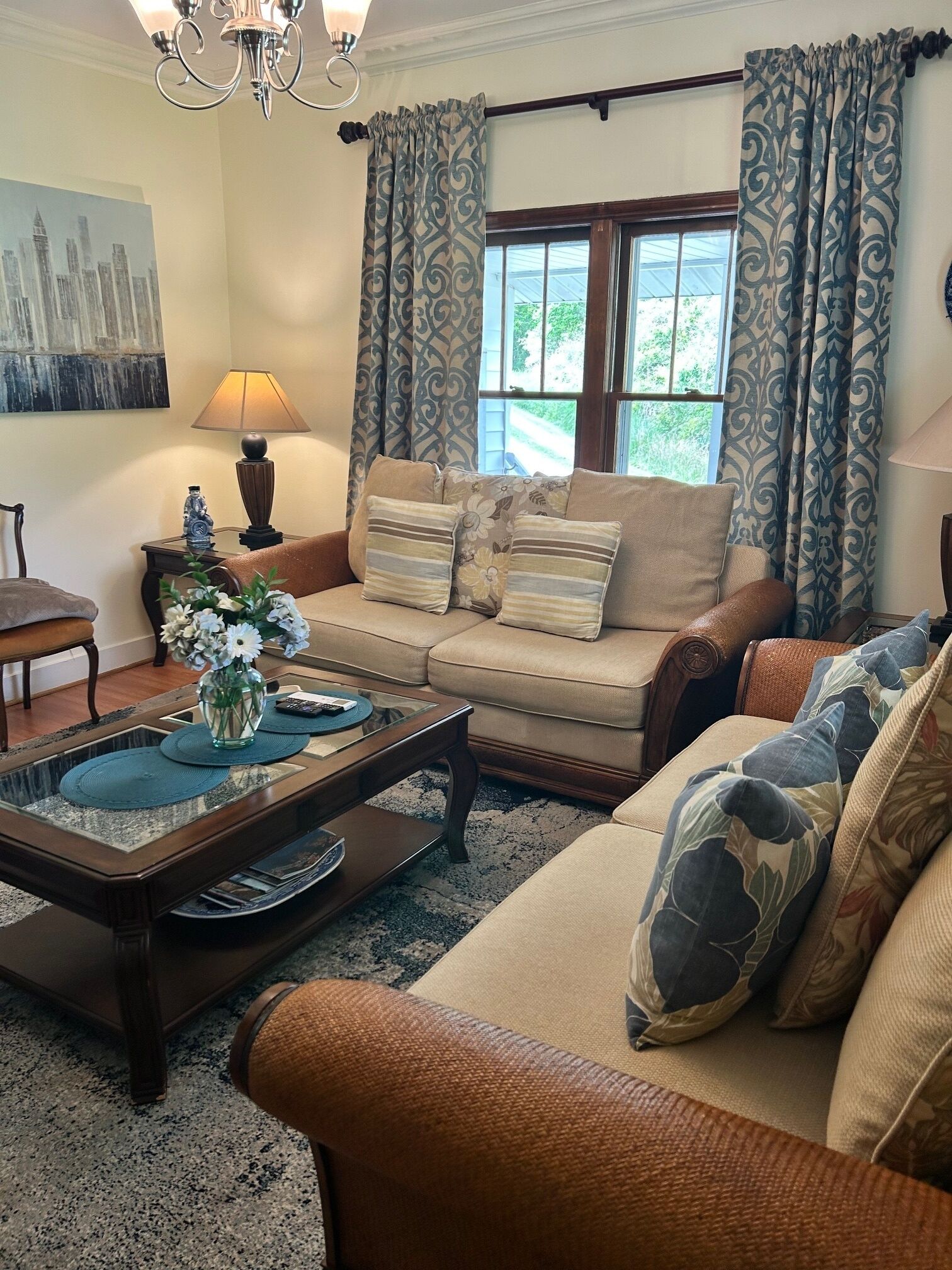 Een smart-tv, een open haard en boeken