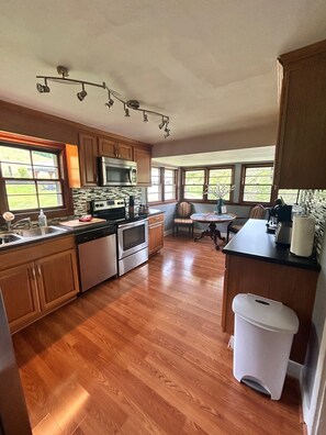 Fridge, microwave, oven, stovetop - Escape to your cozy Mars Hill Cottage, near Asheville (Mars Hill)