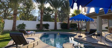 Alberca al aire libre y alberca climatizada