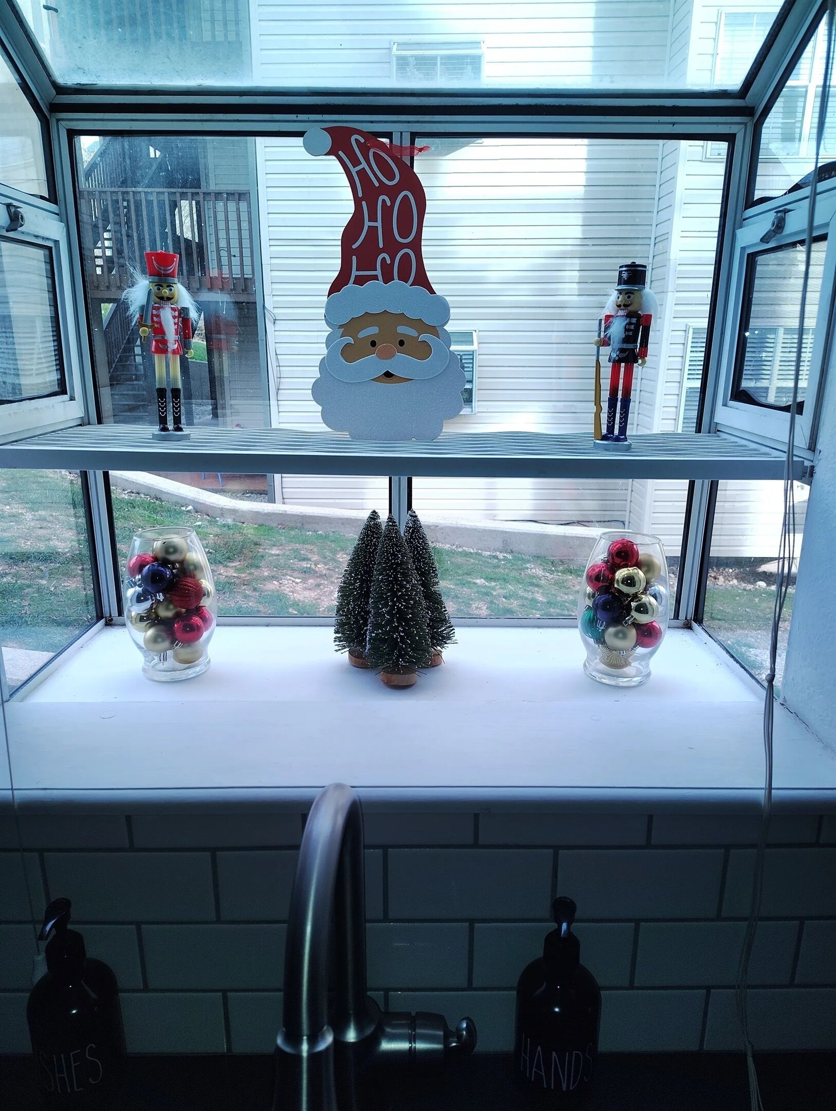 Una vitrina con figuras de cascanueces, un árbol de Navidad y adornos.