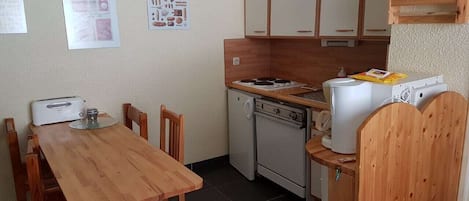 Wasserkocher mit Kaffee-/Teezubehör, Kühlschrank, Mikrowelle, Ofen