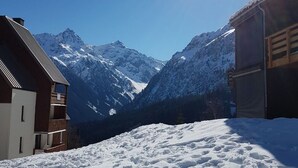 A snow-covered mountain landscape with a clear sky and a bright sun. - Apartment at the foot of the slopes - STATION LE PLEYNET (Le Pleynet)