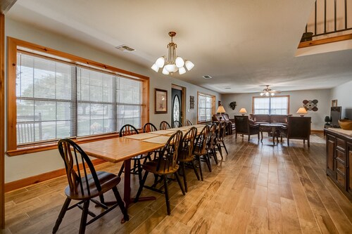 6bdrm Walk to Beach or Marina! Swim, Fish, Launch!