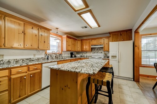 6bdrm Walk to Beach or Marina! Swim, Fish, Launch!