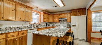 6bdrm Walk to Beach or Marina! Swim, Fish, Launch!