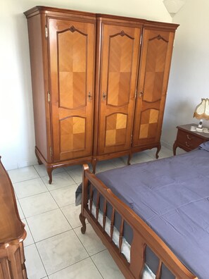 3 bedrooms, in-room safe, iron/ironing board, travel crib