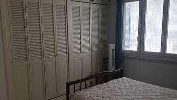 3 bedrooms, in-room safe, iron/ironing board, travel cot