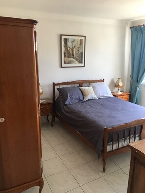 3 bedrooms, in-room safe, iron/ironing board, travel cot