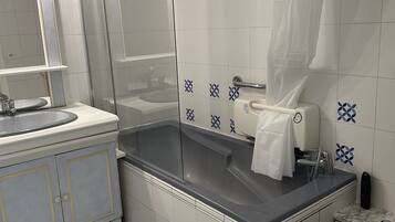 Bathtub, hair dryer, bidet, towels