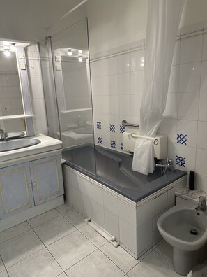 Baignoire, séchoir à cheveux, bidet, serviettes fournies
