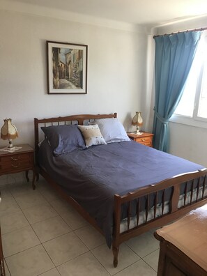 3 bedrooms, in-room safe, iron/ironing board, travel cot