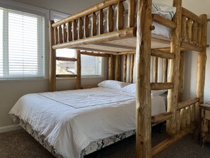 2 chambres, fer et planche à repasser, lit de bébé portatif