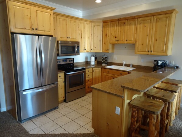 Réfrigérateur, four à micro-ondes, un four, surface de cuisson