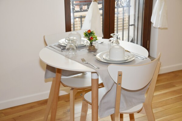 Petit déjeuner buffet (8 EUR par personne)