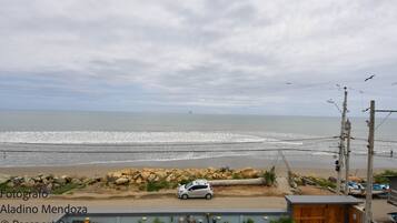 Sulla spiaggia, lettini da mare