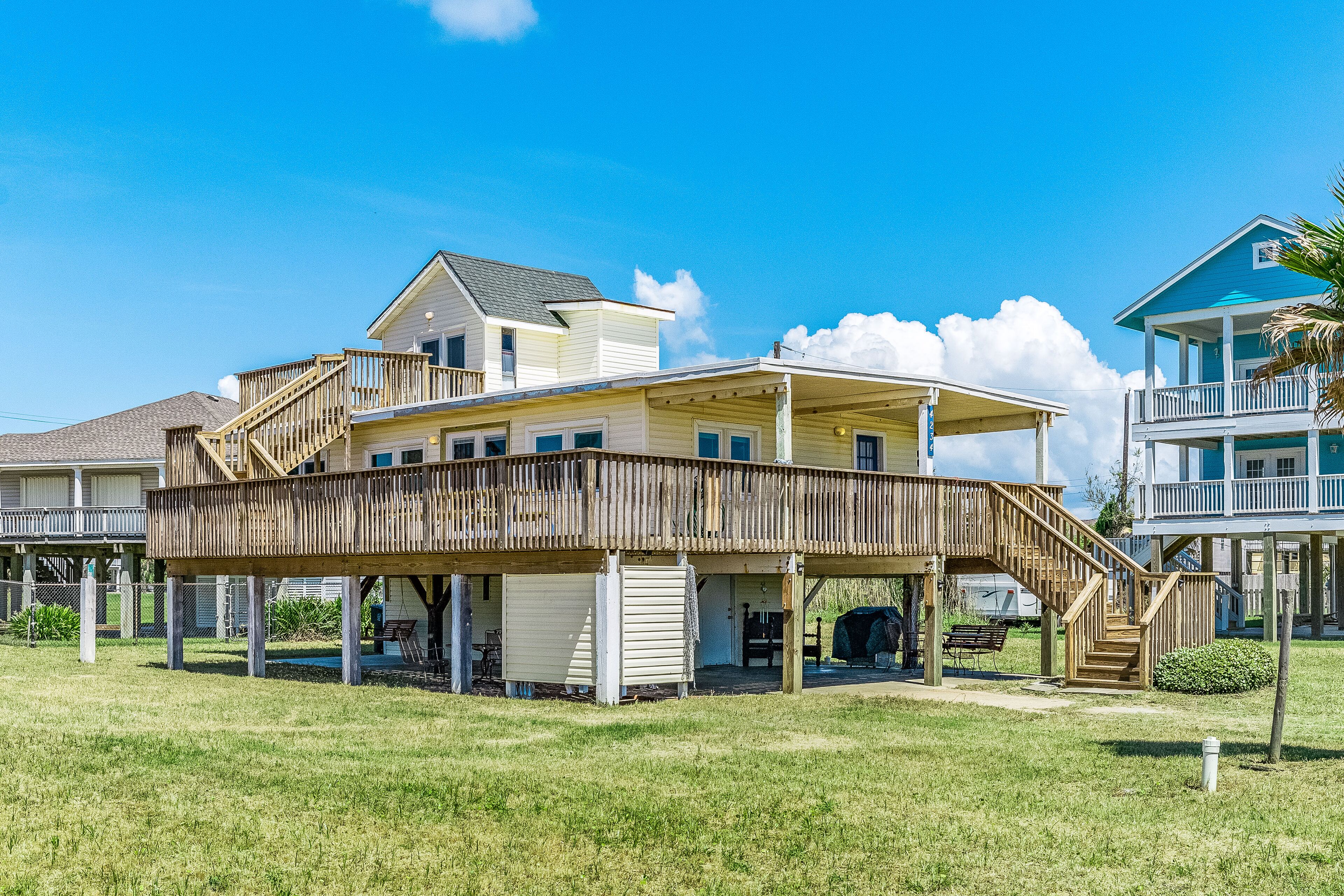 Unforgettable, two-story getaway w/gulf views + large deck