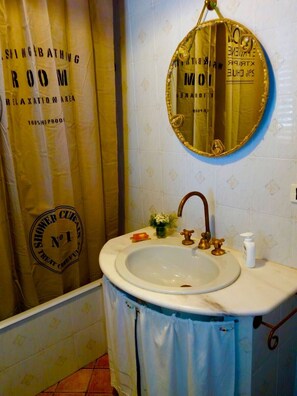 Badkar/dusch, hårtork, badrock och bidé