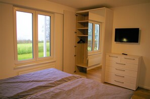 2 habitaciones, tabla de planchar con plancha y cuna de viaje