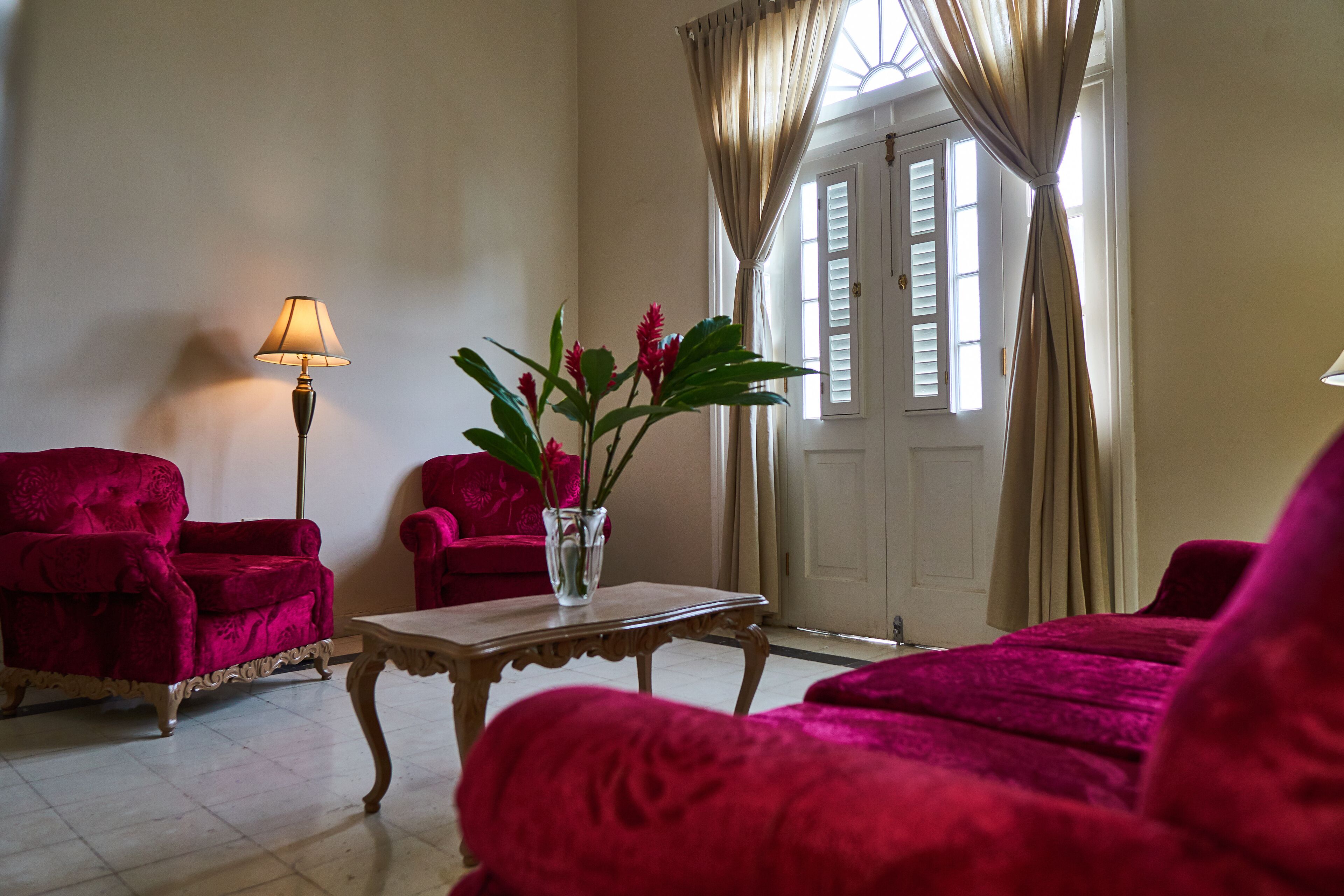 grand suite | living room | 32-inch led tv with digital channels, tv