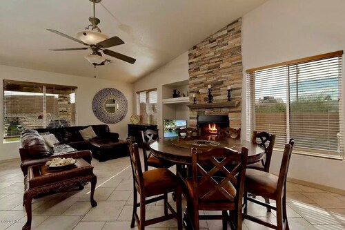 Beautiful Spacious 5 BR with Pool & Jacuzzi and Lake View