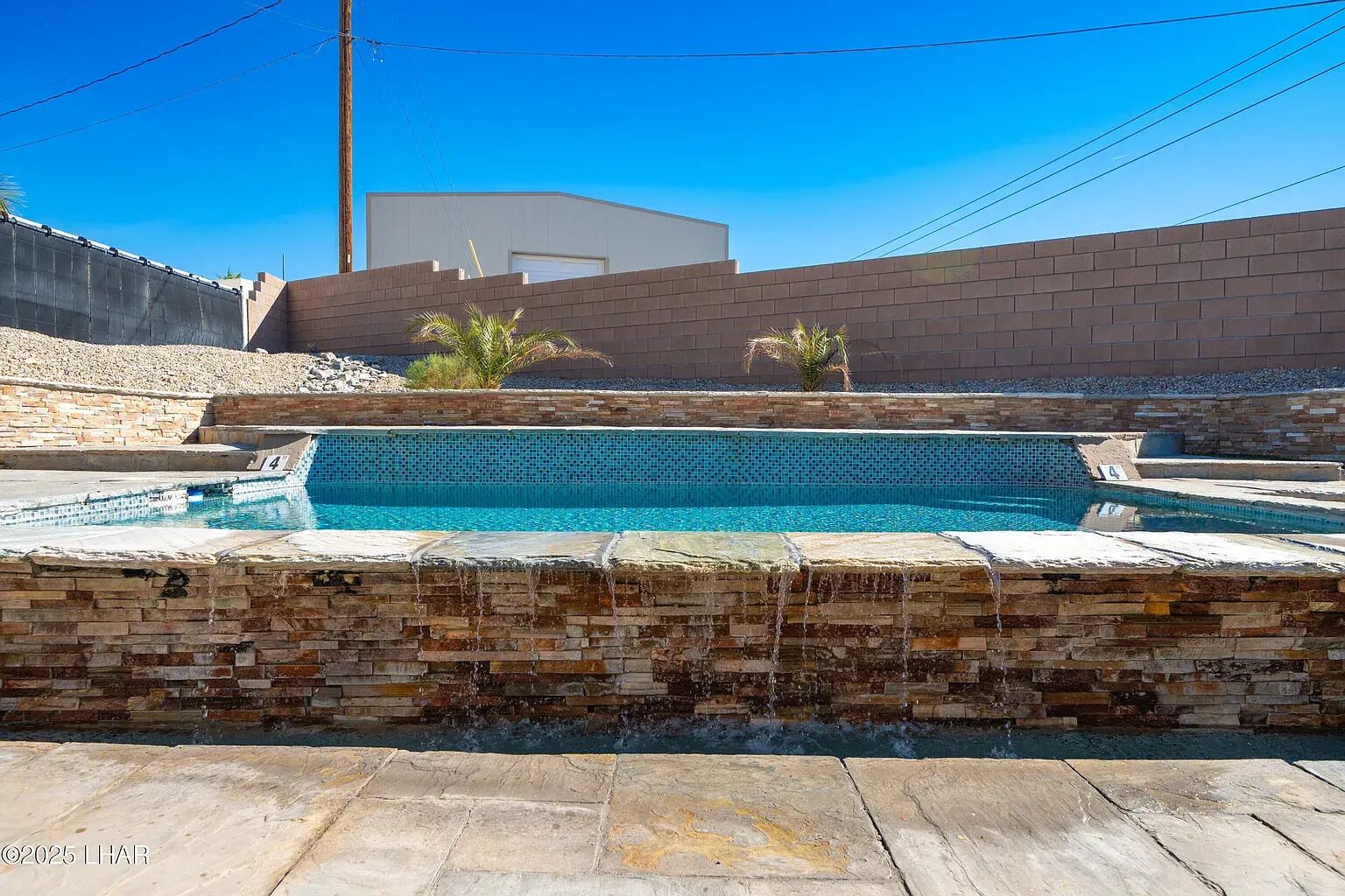 Una piscina al aire libre, una piscina climatizada