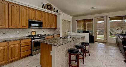 Beautiful Spacious 5 BR with Pool & Jacuzzi and Lake View