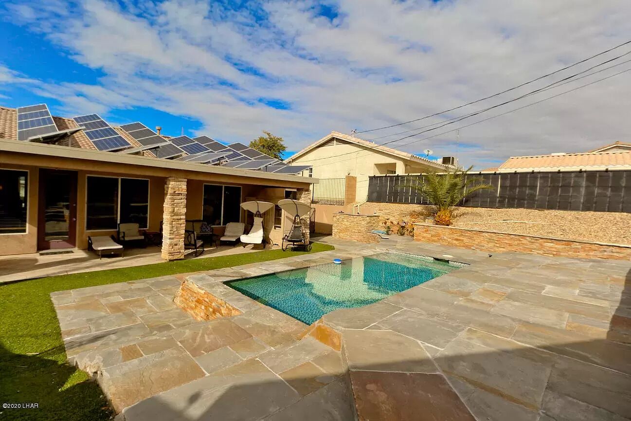 Beautiful Spacious 5 BR with Pool & Jacuzzi and Lake View