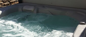 Beautiful Spacious 5 BR with Pool & Jacuzzi and Lake View