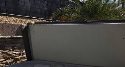 Beautiful Spacious 5 BR with Pool & Jacuzzi and Lake View