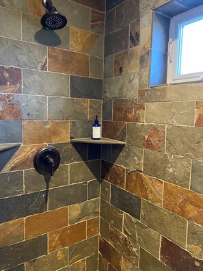 Shower, towels - Saint Clair Cottage (Sandpoint)