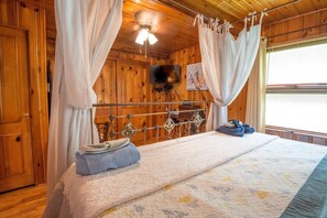 1 bedroom, iron/ironing board, WiFi, bed sheets - Pet-friendly, 110-year-old cabin. (Nashville)