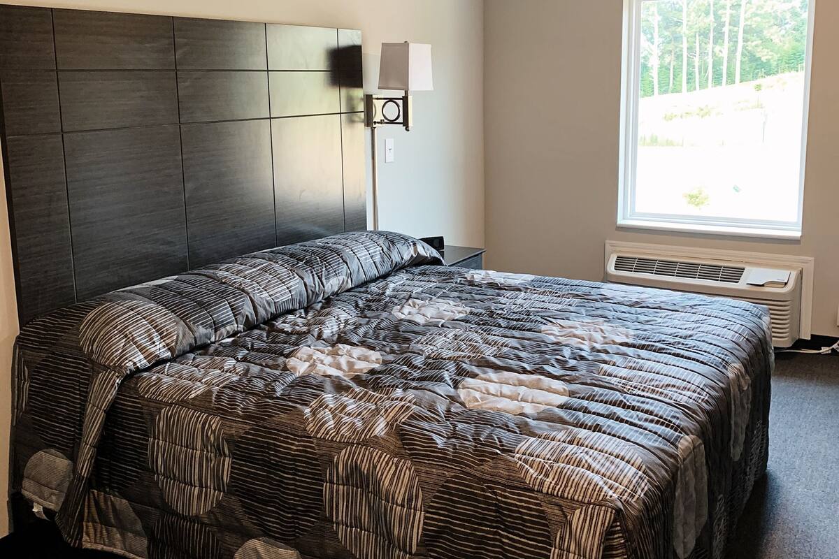 Tabla de planchar con plancha, wifi gratis y ropa de cama