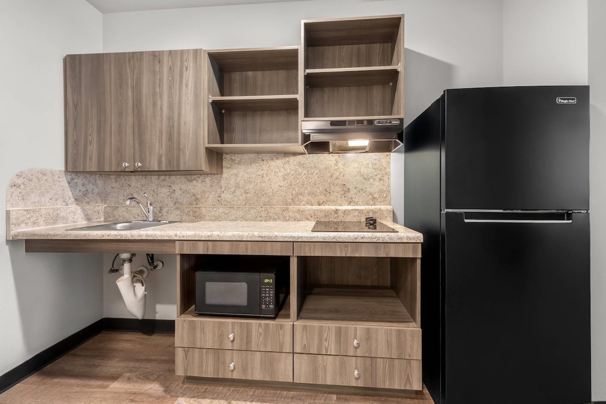 Suite, 1 très grand lit, accessible aux personnes à mobilité réduite, non-fumeur | Fer et planche à repasser, accès au Wi-Fi (inclus), literie fournie