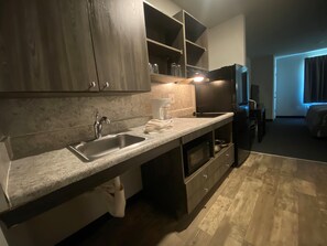 Großer Kühlschrank, Mikrowelle, Herdplatte