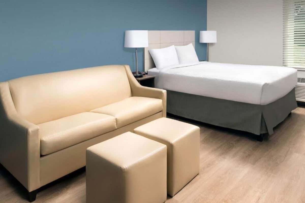 Suite, 1 letto king con divano letto, non fumatori | Ferro/asse da stiro, Wi-Fi gratuito, lenzuola