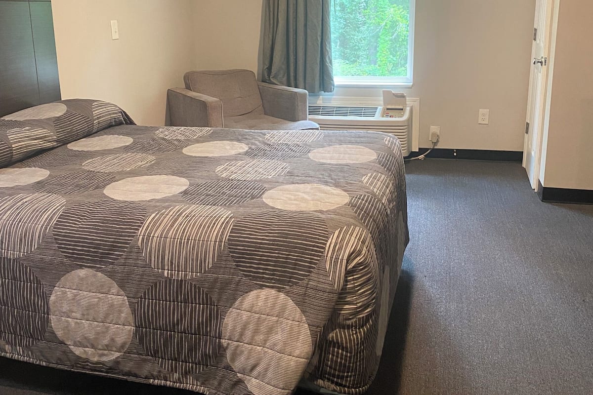 Iron/ironing board, free WiFi, bed sheets