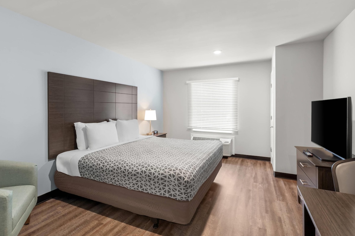 Suite, 1 très grand lit, accessible aux personnes à mobilité réduite, non-fumeur | Fer et planche à repasser, accès au Wi-Fi (inclus), literie fournie