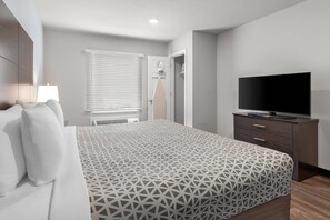 Suite, 1 kingsize-seng, tilgjengelighetstilpasset, ikke-røyk | Strykejern/-brett, wi-fi (inkludert) og sengetøy
