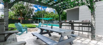 Salt Pool Oasis w/ Firepit & Pergola Walk to Publix & Restaurants - 1 Mile to UF