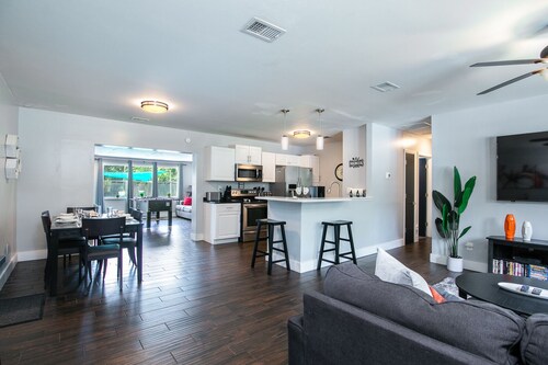 Salt Pool Oasis w/ Firepit & Pergola Walk to Publix & Restaurants - 1 Mile to UF