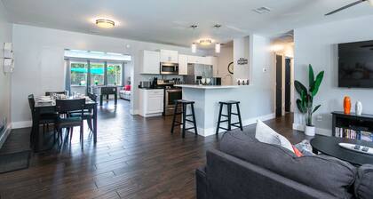 Salt Pool Oasis w/ Firepit & Pergola Walk to Publix & Restaurants - 1 Mile to UF