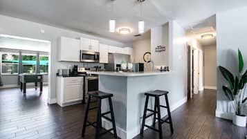 Refrigerador, microondas, horno y parrilla de estufa